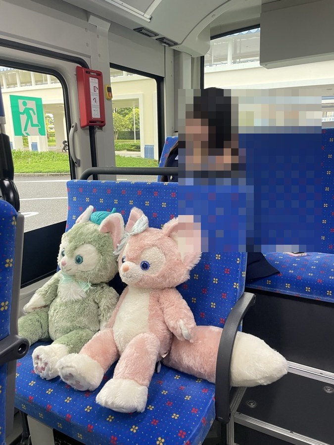 リゾートバスでぬいぐるみと一緒に