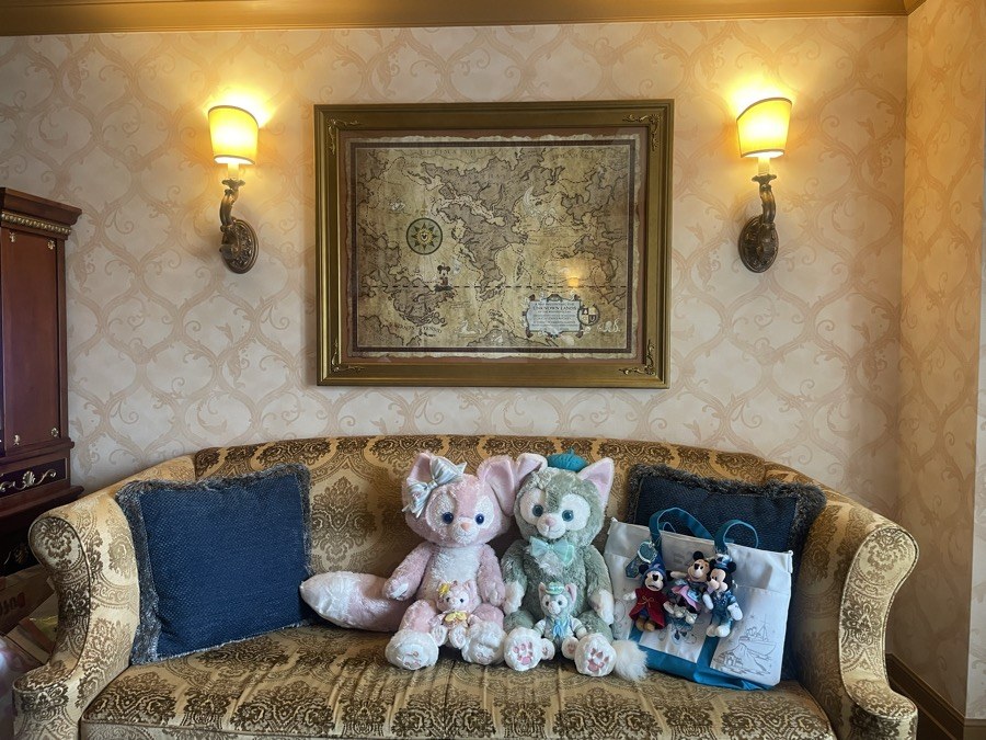 お部屋のソファにぬいぐるみとお土産