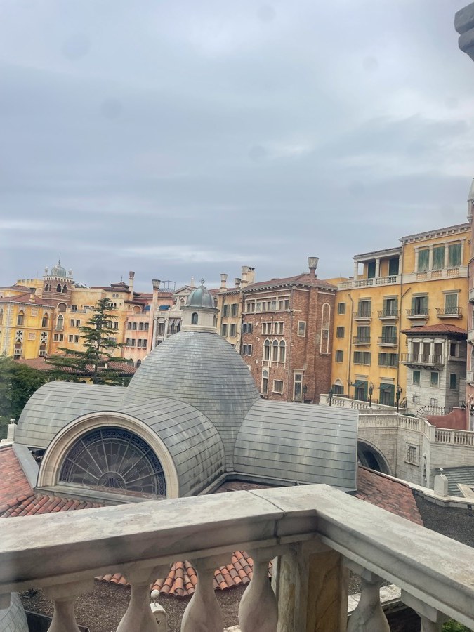 客室から見えるイタリアの建物とドーム屋根